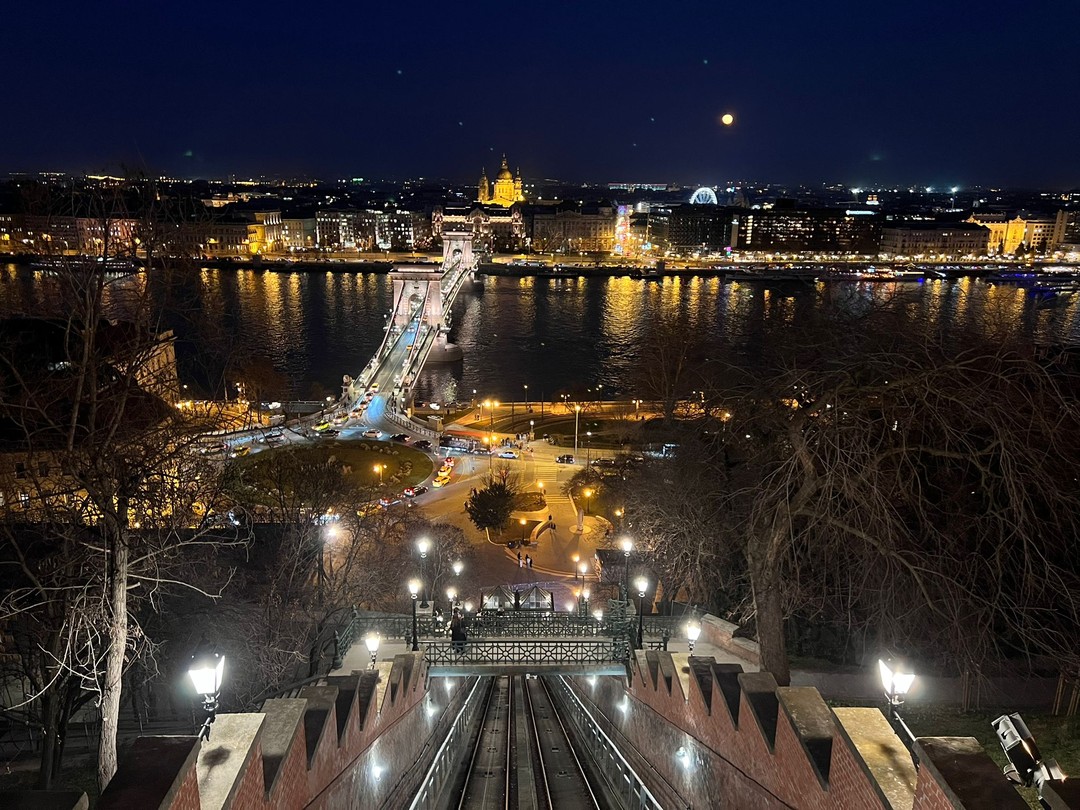 Экскурсия понравилась, Светлана отличный рассказчик, много знает, отвечала на вопросы. Показала интересные места, сориентировала где покушать