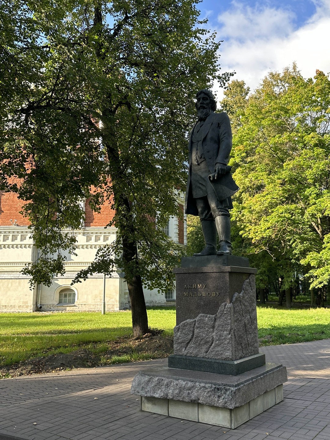Виктор хороший рассказчик. Интересно было узнать историю города и его основателя. Два часа пролетели на одном дыхании