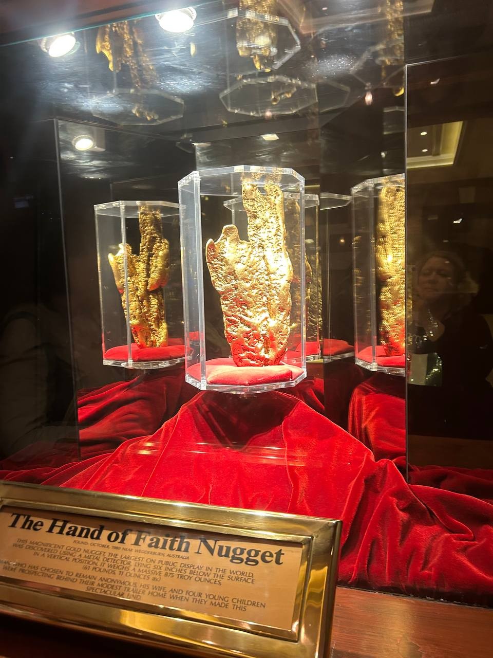 Виктория - это прекрасный гид. Профессионал с большой буквы. Кроме безупречной подачи информации туристам об объектах