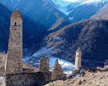 Башенные комплексы, живописные панорамы и древний храм с орнаментами