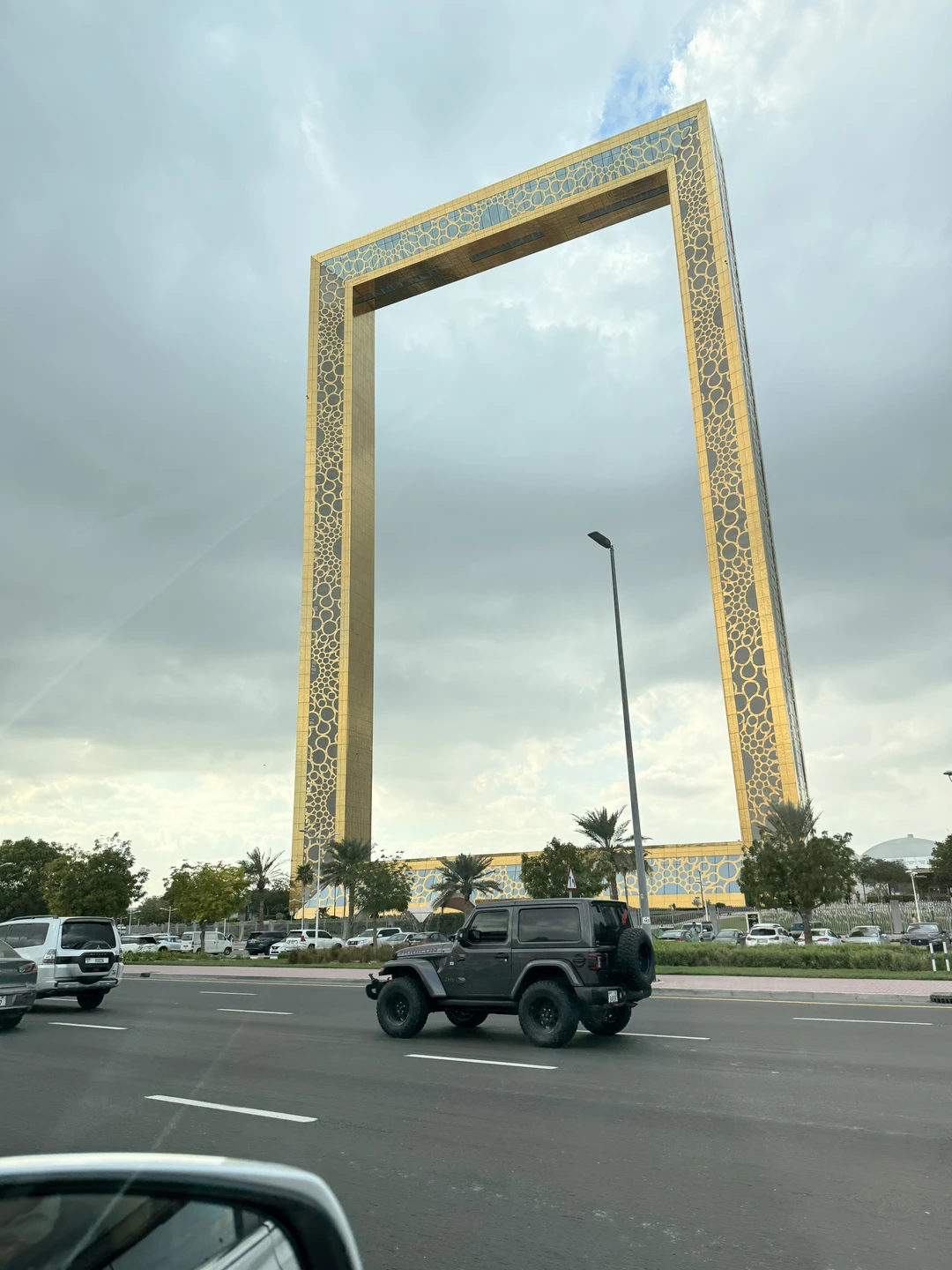 Были с семьей первый раз в ОАЭ проездом. По предварительной договоренности договорились, что нас встретят в