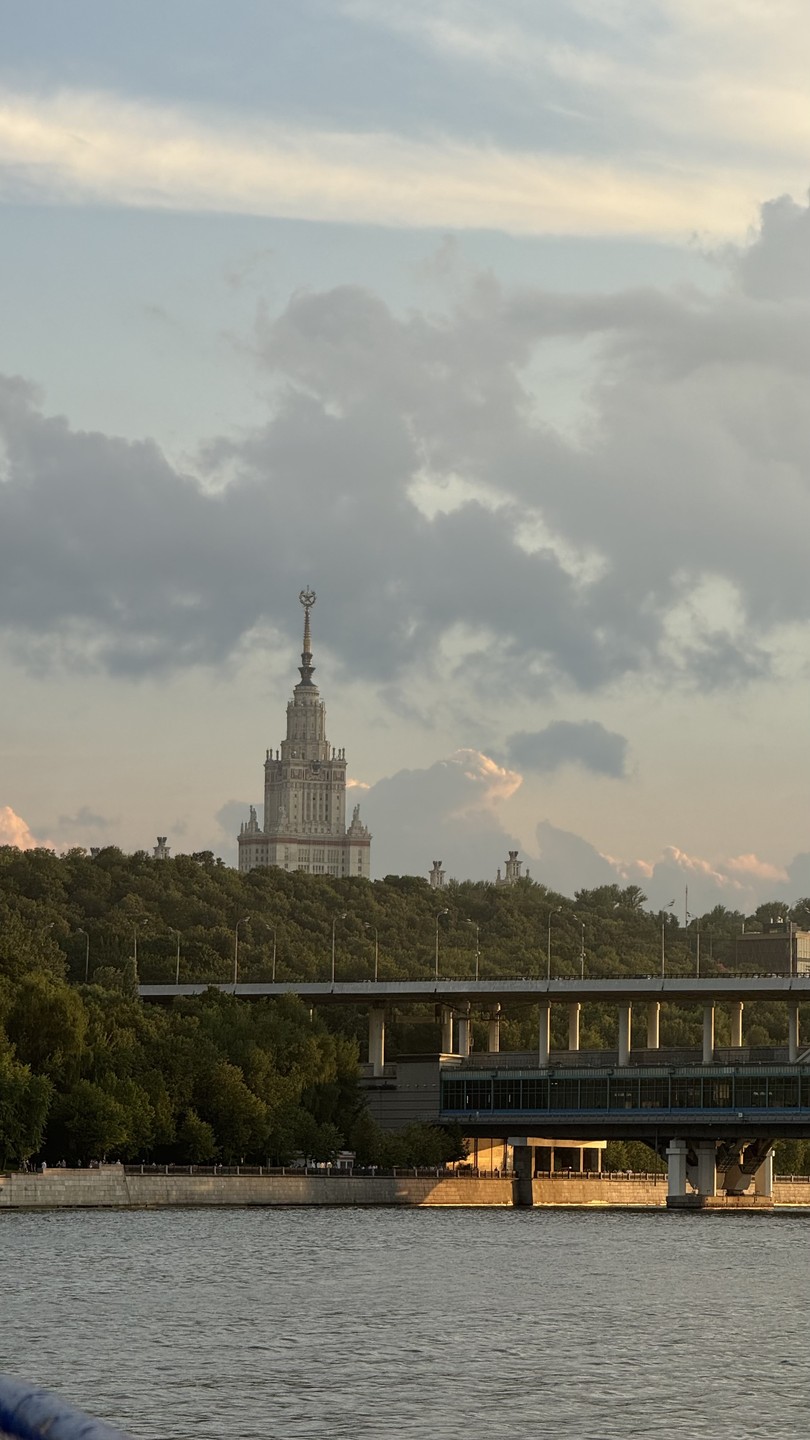 Просто прогулка на теплоходе. Без лишних звуков. Ни экскурсии ни музыки там нет. Идеально для любителей