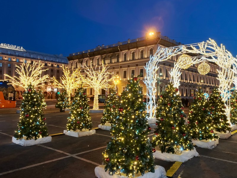 Самые красивые новогодние ёлки Петербурга