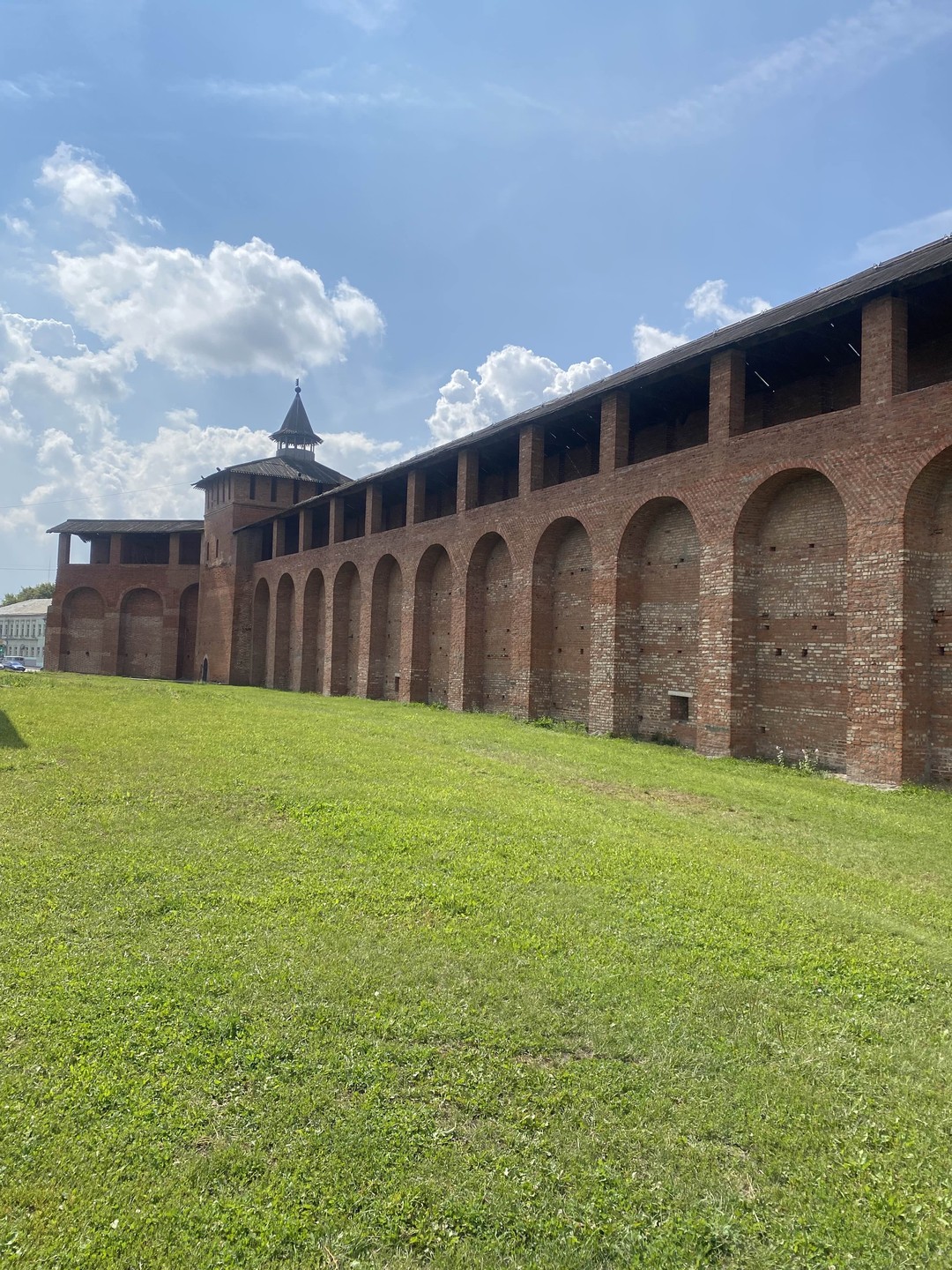 Очень интересно и познавательно прогулялись по великолепной Коломне с гидом Варварой. Мы остались очень довольный экскурсией. Рекомендуем!