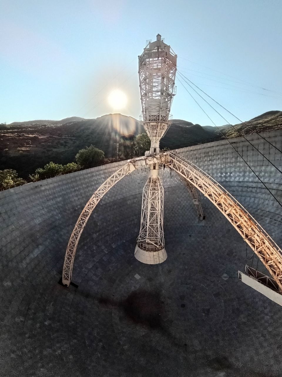 Восторг! Немножко сталкерства и безопасного лазания по заброшенным научным объектам, завершающегося пикником на закате. Объекты потрясающие!