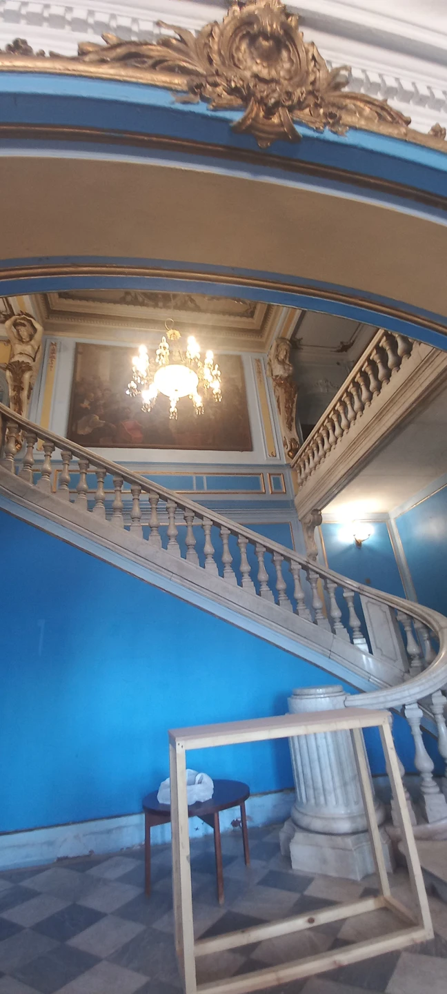 Очень интересно. Пароксы истории в этом здании переплетены.