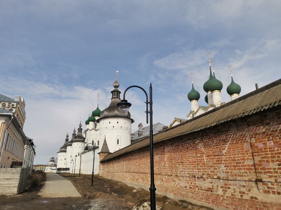 Станислав прекрасно владеет информацией. Экскурсия прошла увлекательно, подача материала живая и интересная! Так что могу смело