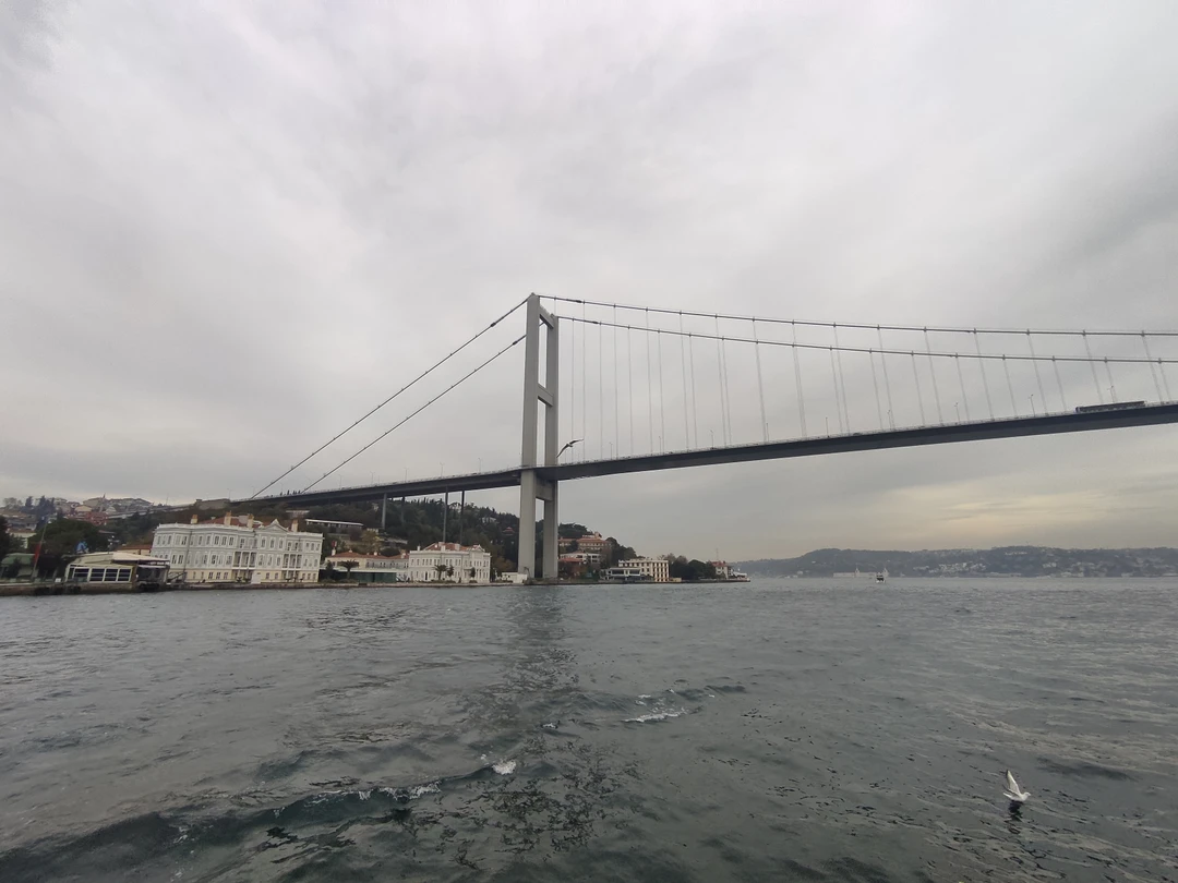 10.11.2025 прогулка по Босфору - все замечательно, кроме передачи информации по ходу движения. Наверху еще кое-как слышно, внизу совсем не слышно