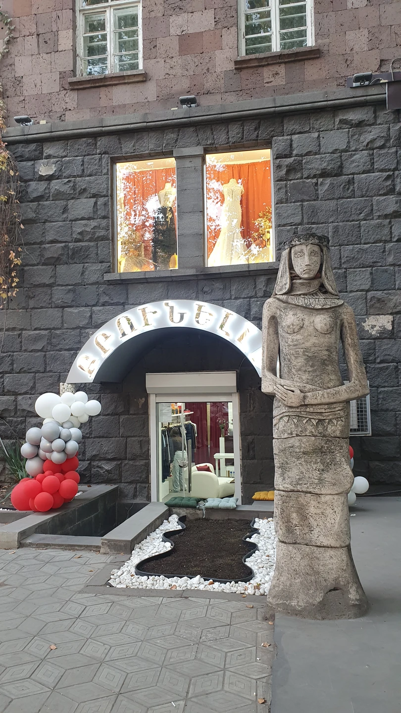 Отличная экскурсия, интересный маршрут, всемзнаковые места центра Еревана, но с внутренними двориками и действительно интересными местами