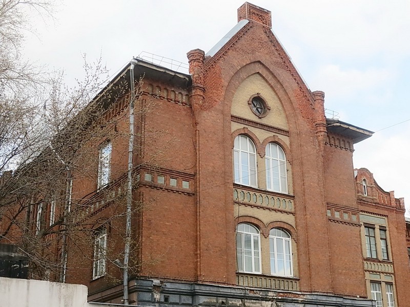 Гостиная горка на берегу Яузы
