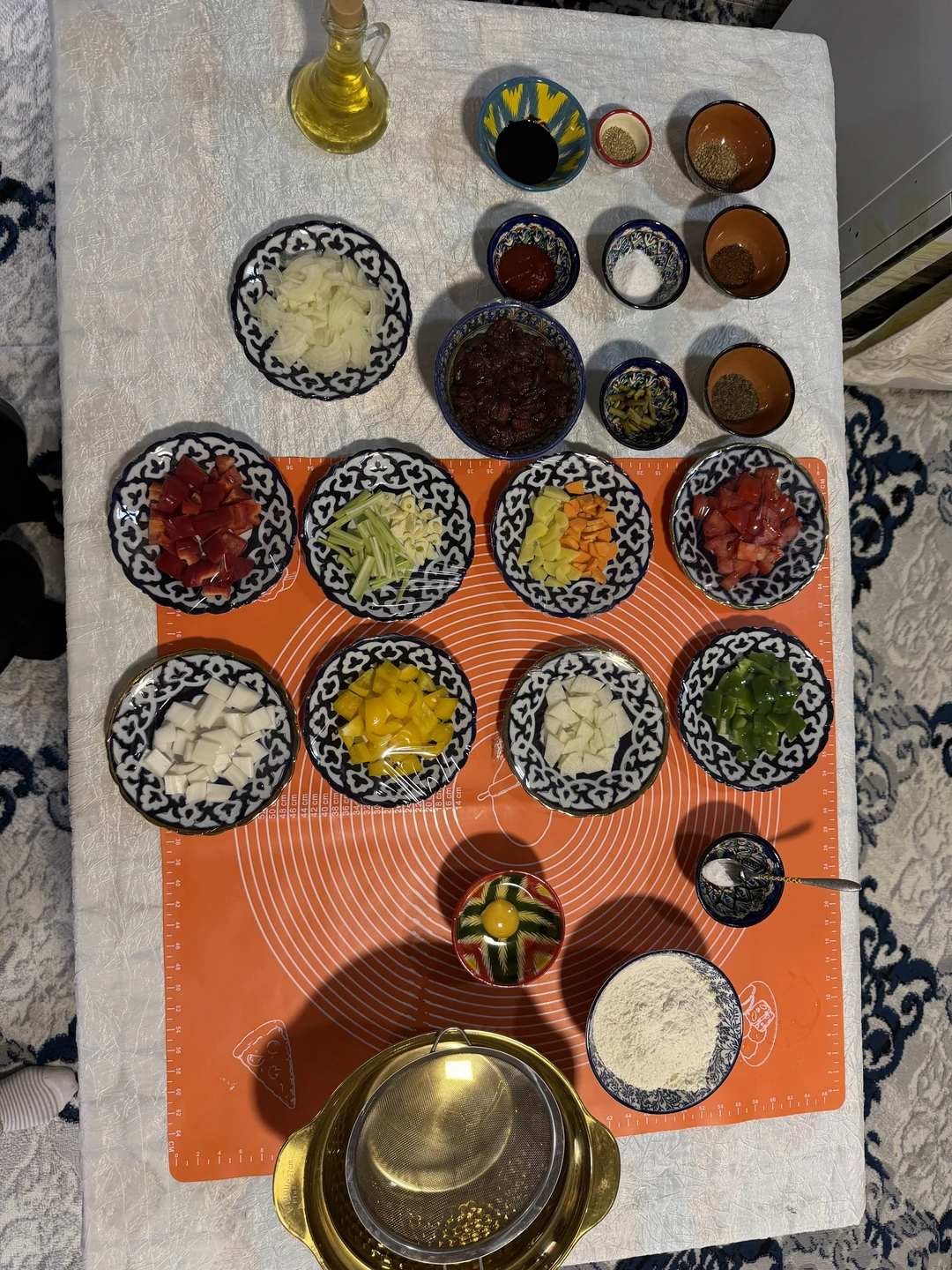 Побывали с мамой в настоящем узбекском доме на мастер-классе по приготовлению лагмана. Премудростям кулинарии нас обучала