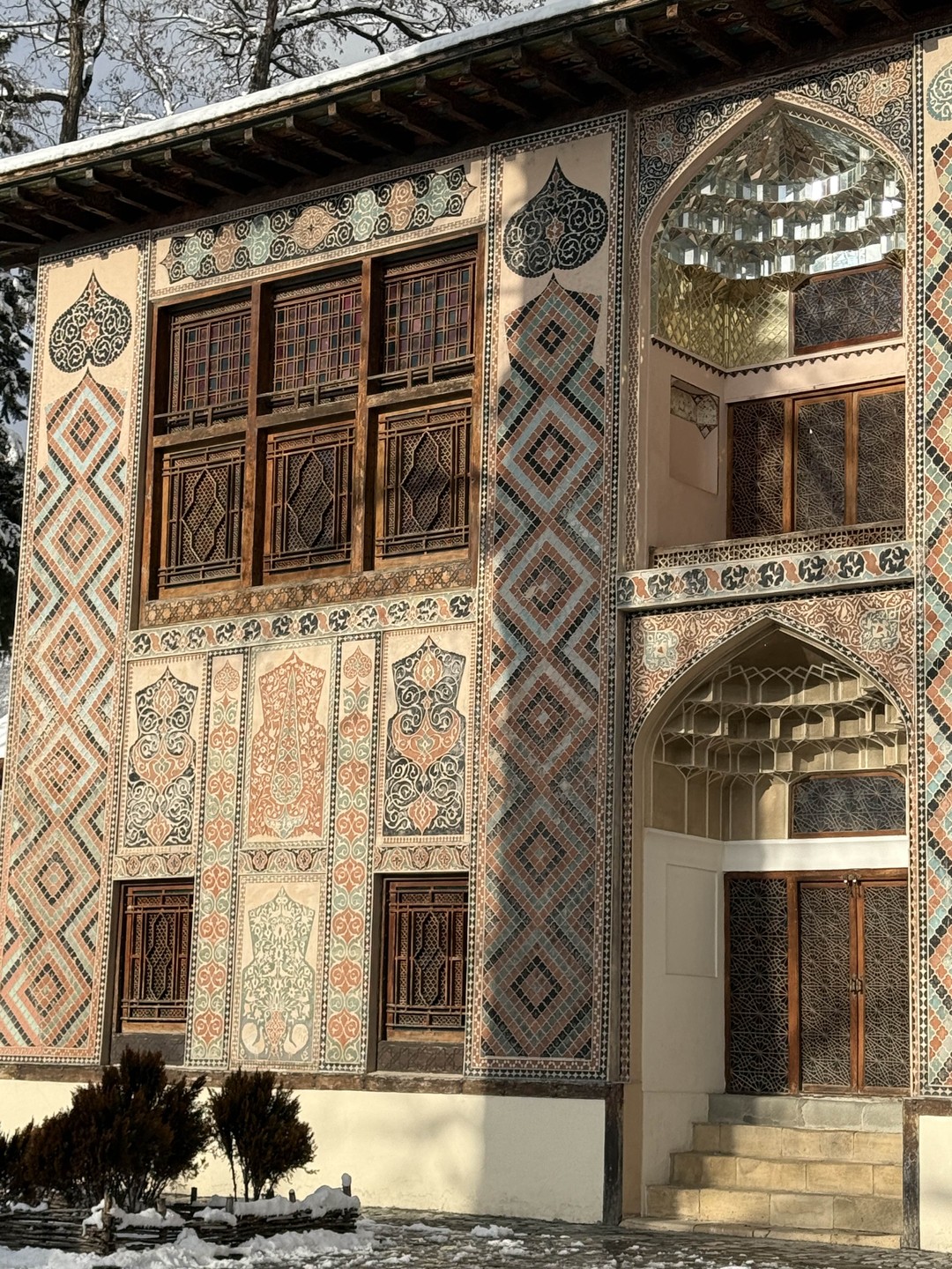 Это был невероятный день: Шеки и потрясающий дворец, заснеженное озеро, православный албанский храм. Наш гид Анвар.