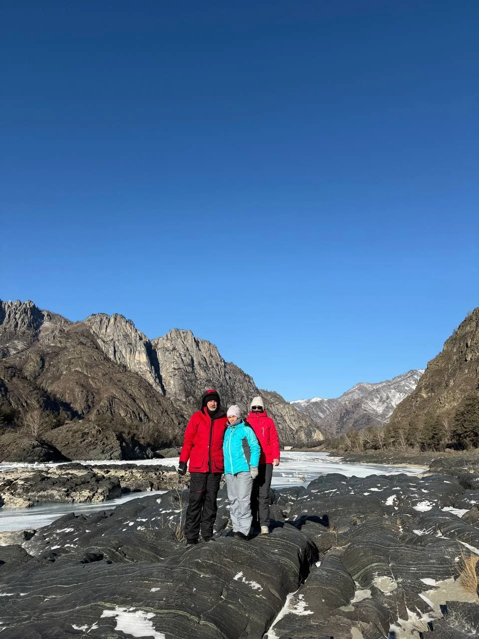 Слава (Вячеслав) отлично знает локации, лучшие виды и смотровые площадки, подьезды, инфраструктуру Горного Алтая. Чувствуется, что