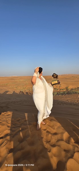 Конечно, обязательно нужно съездить на сафари! Такие красные пески, ветер, красное платье, скорость, адреналин! Мы поехали