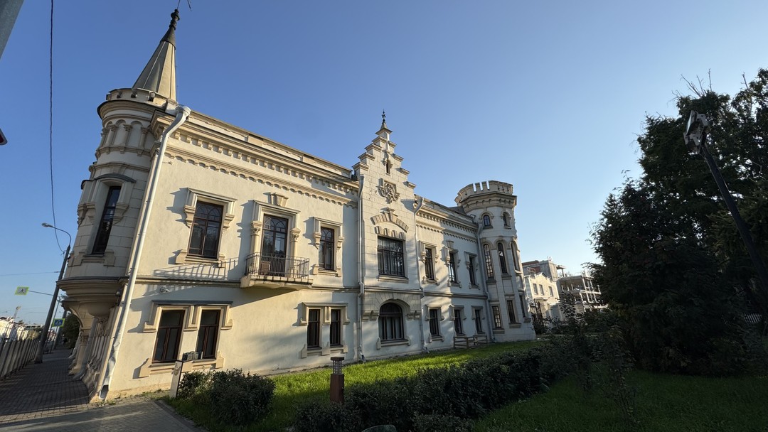 Нас сопровождал гид Динар. Интеллигентный, умный, образованный молодой человек! С легкостью погрузил нас в историю, в