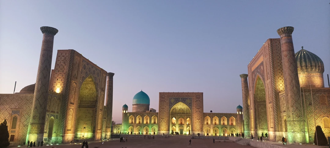 Нам все понравилось на 150%, был древний Самарканд, увлекающий и компетентный гид Александр, греющее солнце и