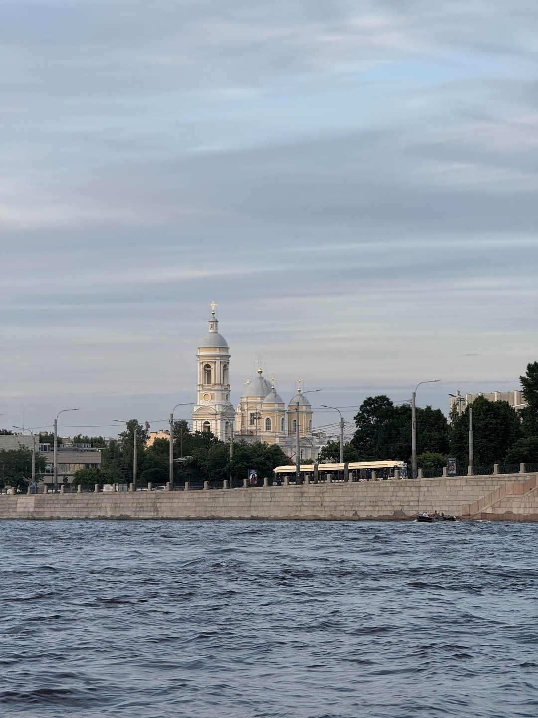 Вояж на элитном теплоходе в сопровождении гида и живой музыки (Жанна)