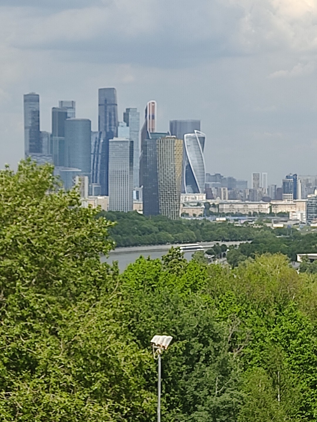 Общее впечатление от экскурсии положительное. Маршрут обзорной экскурсии изменили проводимые спортивные мероприятия в столице. Экскурсовод с