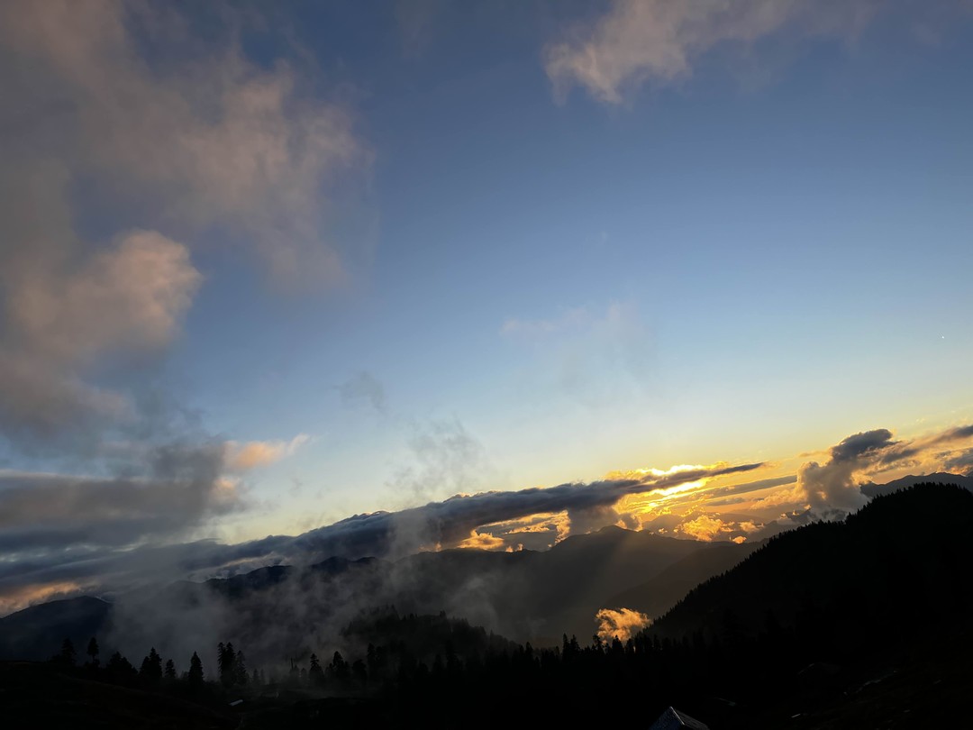 Для тех, кто любит природу в любую погоду. Великолепие видов завораживает. Сквозь облака к горным озерам,