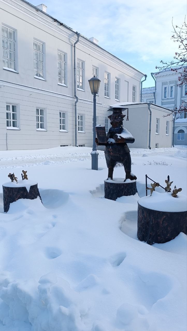 Экскурсия состоялась несмотря на морозную погоду и много много снега! Очень интересный и познавательный рассказ об