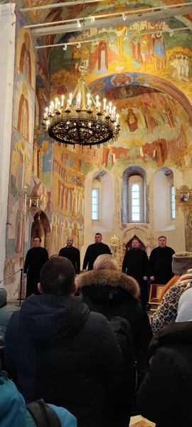 Пешая экскурсия в морозный день далась нам непросто, но гид Илья так виртуозно и с юмором