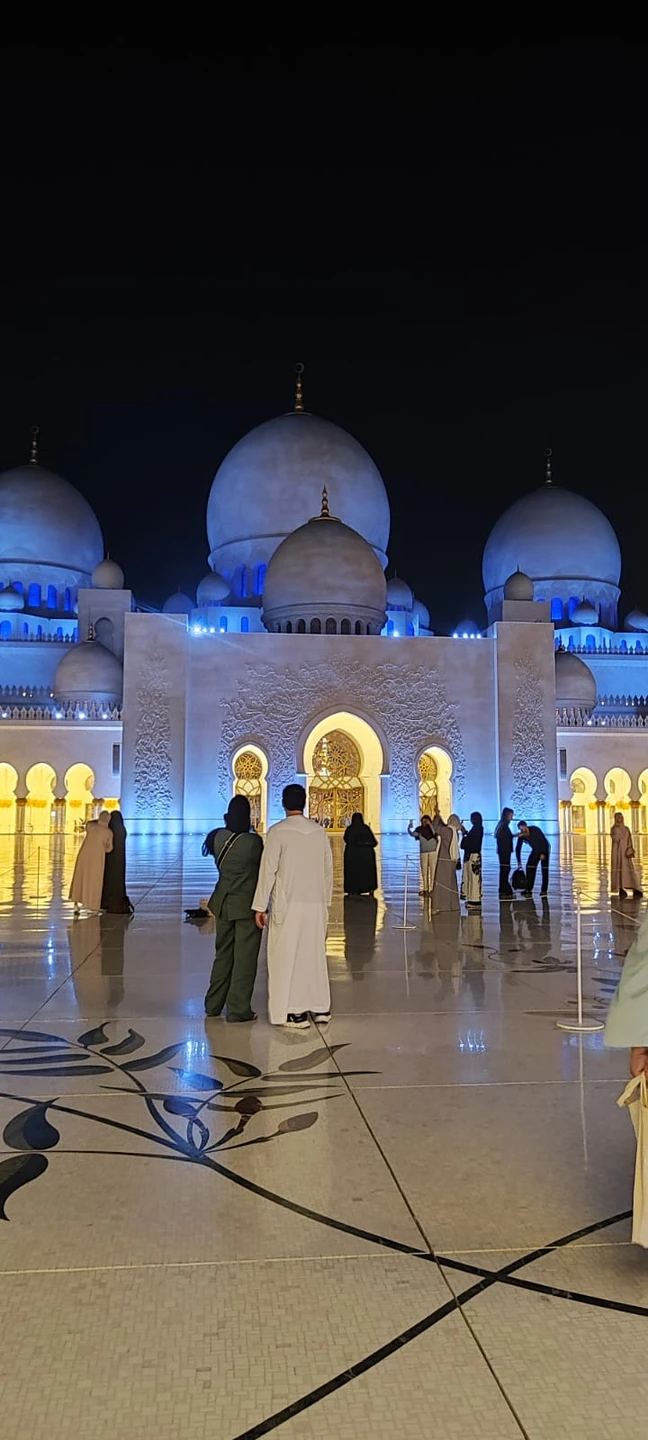 Хочу сказать большое спасибо нашему гиду Александре! День прошел замечательно! Нас вовремя забрали от отеля в