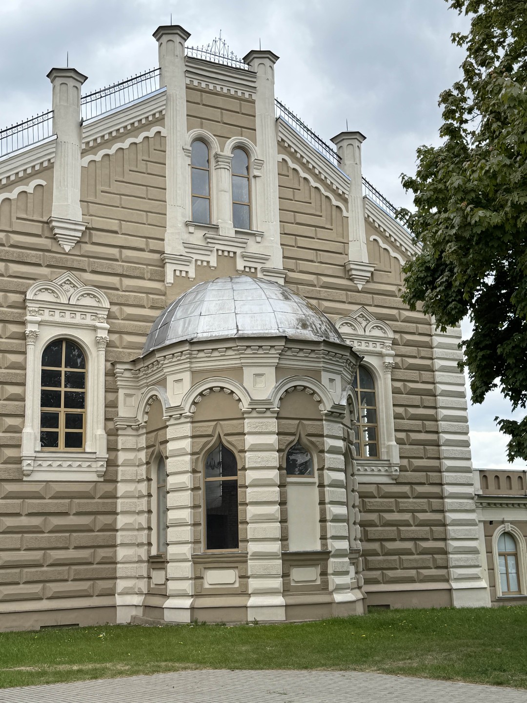 Интересная экскурсия. Нам все понравилось. Андрей рассказал много интересного, сводил нас туда, куда сами бы точно
