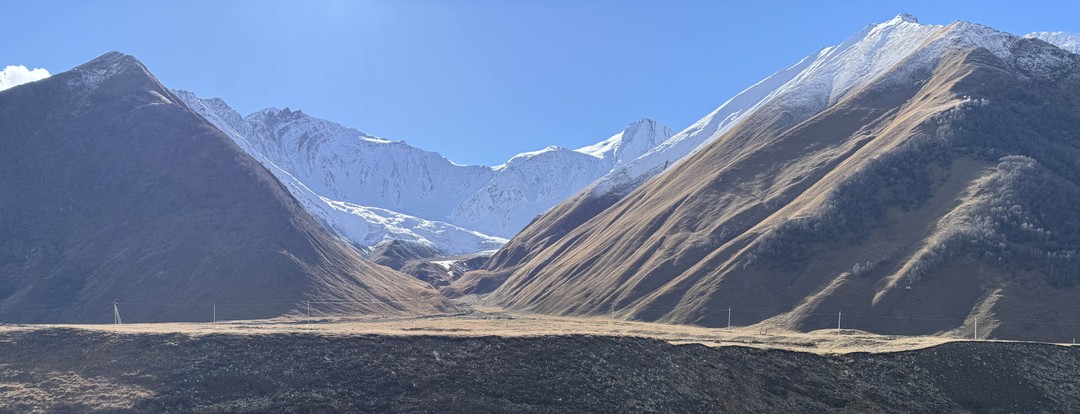 Были на экскурсии 30.10.2025. Хоть и было прохладно, но погода была ясная и солнечная. Дорога немного