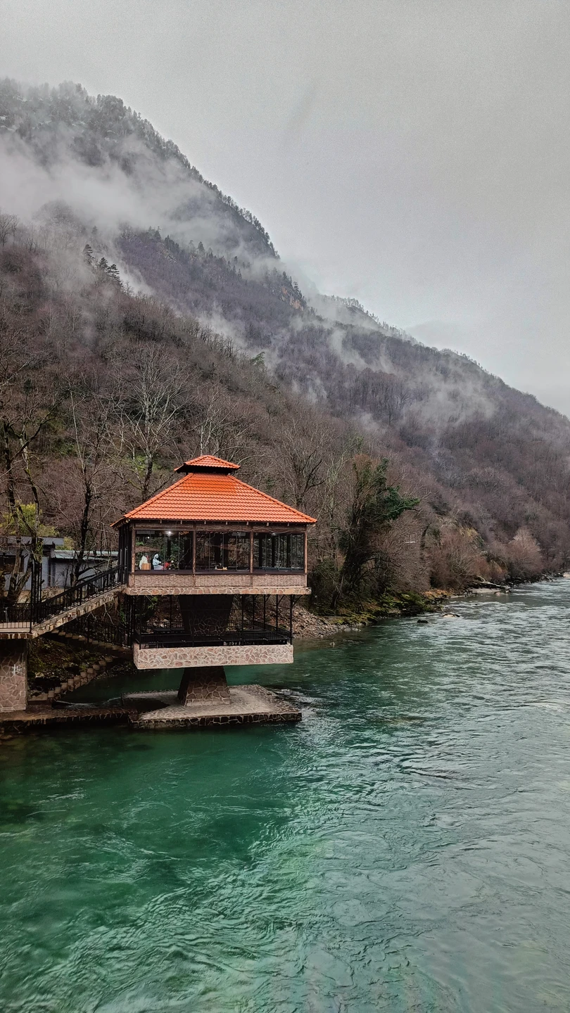 Нам очень повезло с гидом. Петрос воспитанный, внимательный, вежливый гид, рассказывал много интересных фактов, водит машину