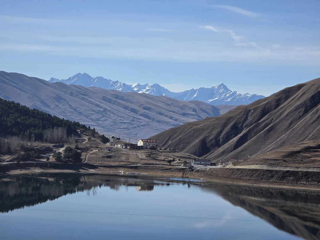 В экскурсоводы нам попал Муслим, смело берите с ним экскурсии. Помимо видов потрясающей чеченской природы вы