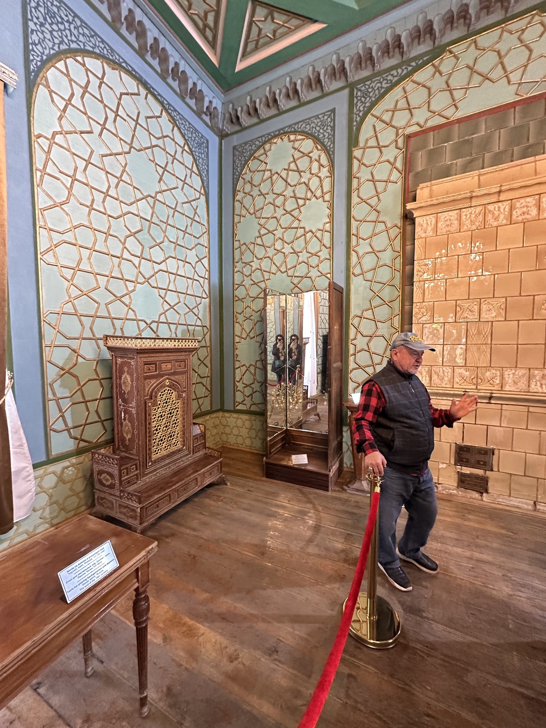 Наш гид Нажмитдин Нуритдинов немного скорректировал программу под наше время, заменив один объект на другой и