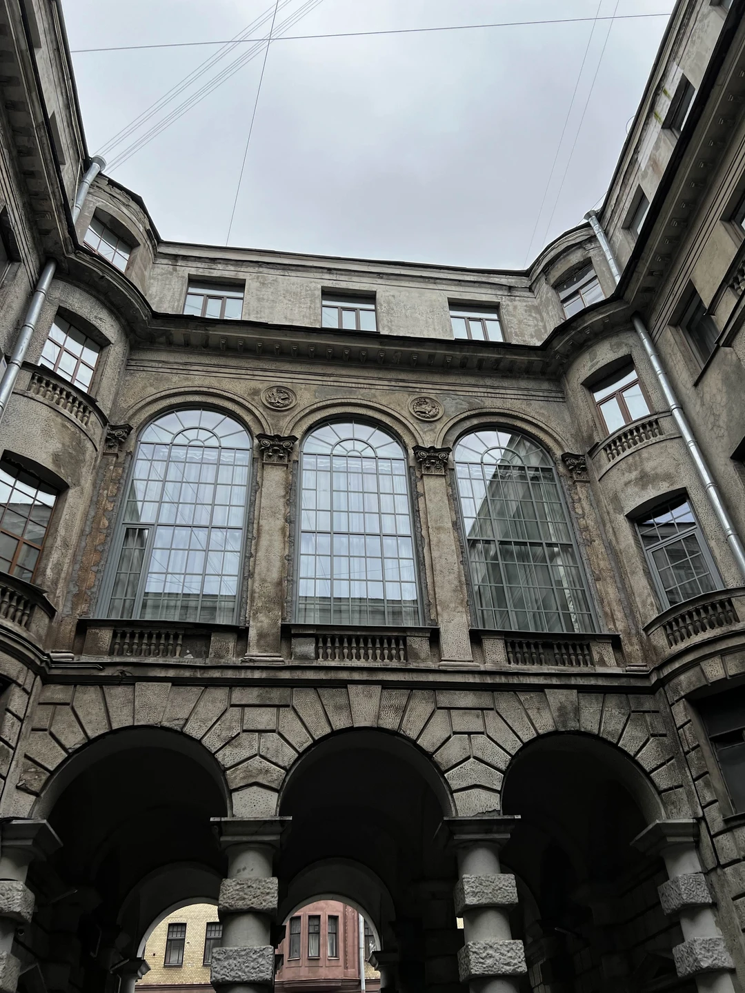 Секреты Петроградской стороны: дворы-колодцы, парадные и доходные дома (Галина)