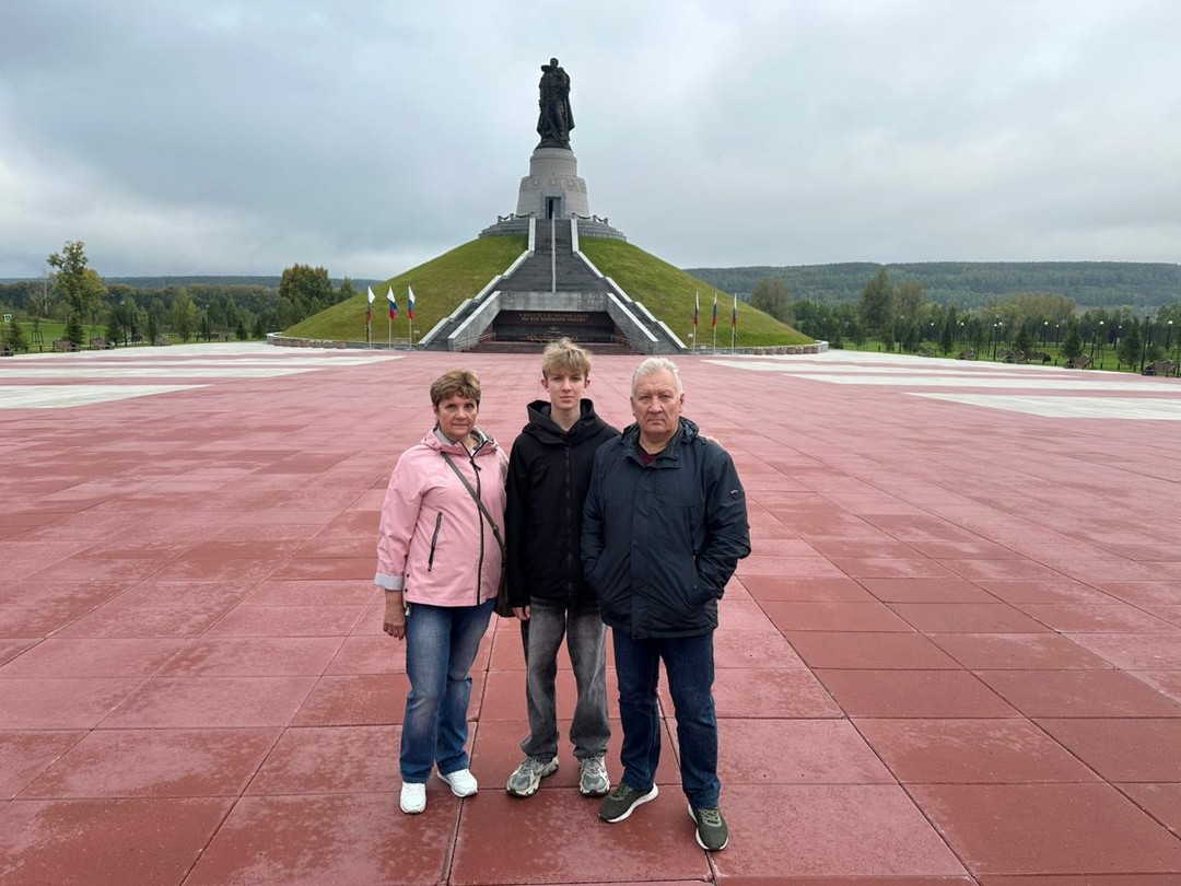 Все было отлично. Встретил у подь езда, подарили карту и буклет о Кемерово. Провели по все