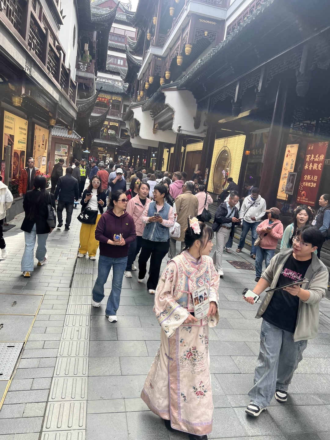 Экскурсия очень понравилась. Все было интересно и информативно. Передвигались на прекрасном шанхайском метро