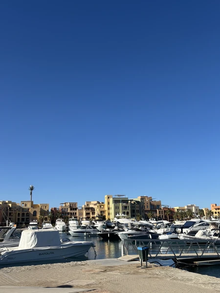 Эль-Гуна — это будто другой мир в сравнении с остальным Египтом. Чисто, аккуратно, красиво, всё очень