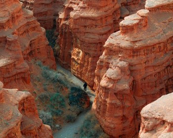 Через марсианские каньоны Кок-Мойнок к Иссык-Кулю, вечер и ночь в юрточном лагере