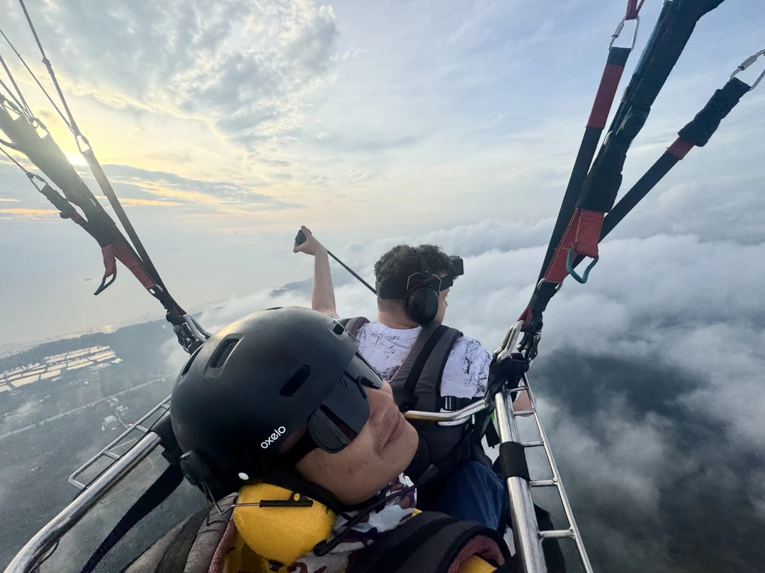 Полет был отличный! Над облаками и сквозь облака! Впечатления что надо! Организатор при необходимости дает переносить запись на другой день