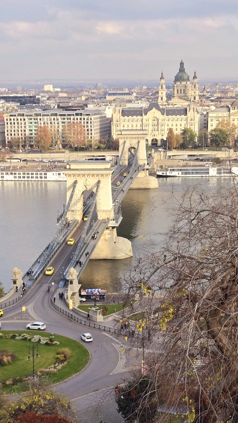 Неспешная и очень увлекательная трехчасовая прогулка по городу. Особенно хочу отметить гида Елену… человек с огромным