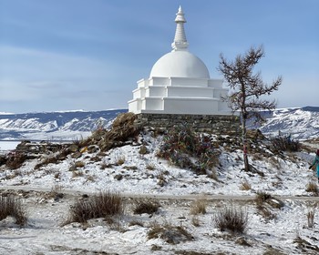 На багги с ветерком: буддийская ступа, уха из омуля, скалы-легенды
