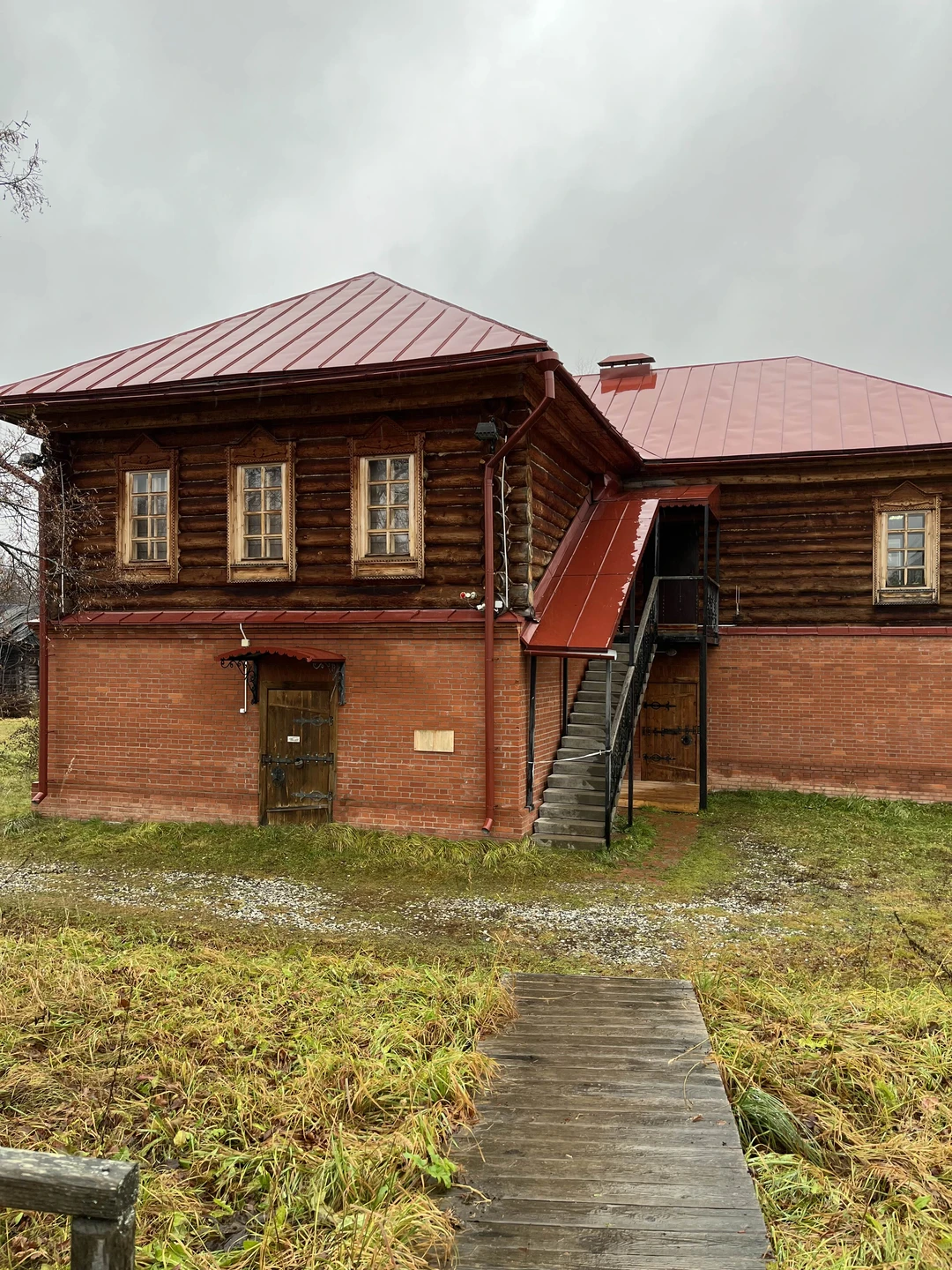 Отличный экскурсовод,сразу видно,что человек любит и живет своим делом,не повезло нам с погодой,но в этом был свой вайб. Сергея однозначно рекомендую!