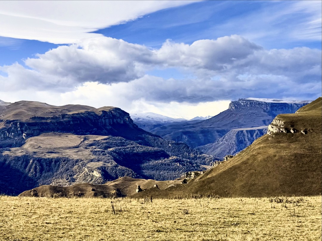 Экскурсия невероятная, виды, открывающиеся во время неё, просто не передать словами: захватывает дух от величия и