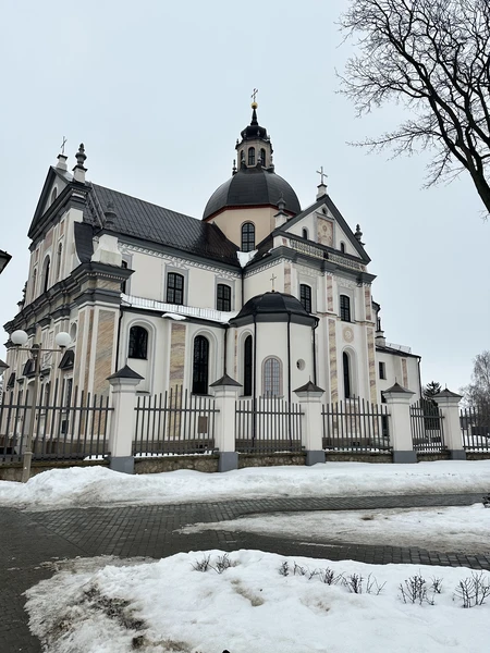 Нас сопровождал Андрей, очень приятный, общительный и пунктуальный мужчина. Приехал вовремя, машина чистая, есть вода для