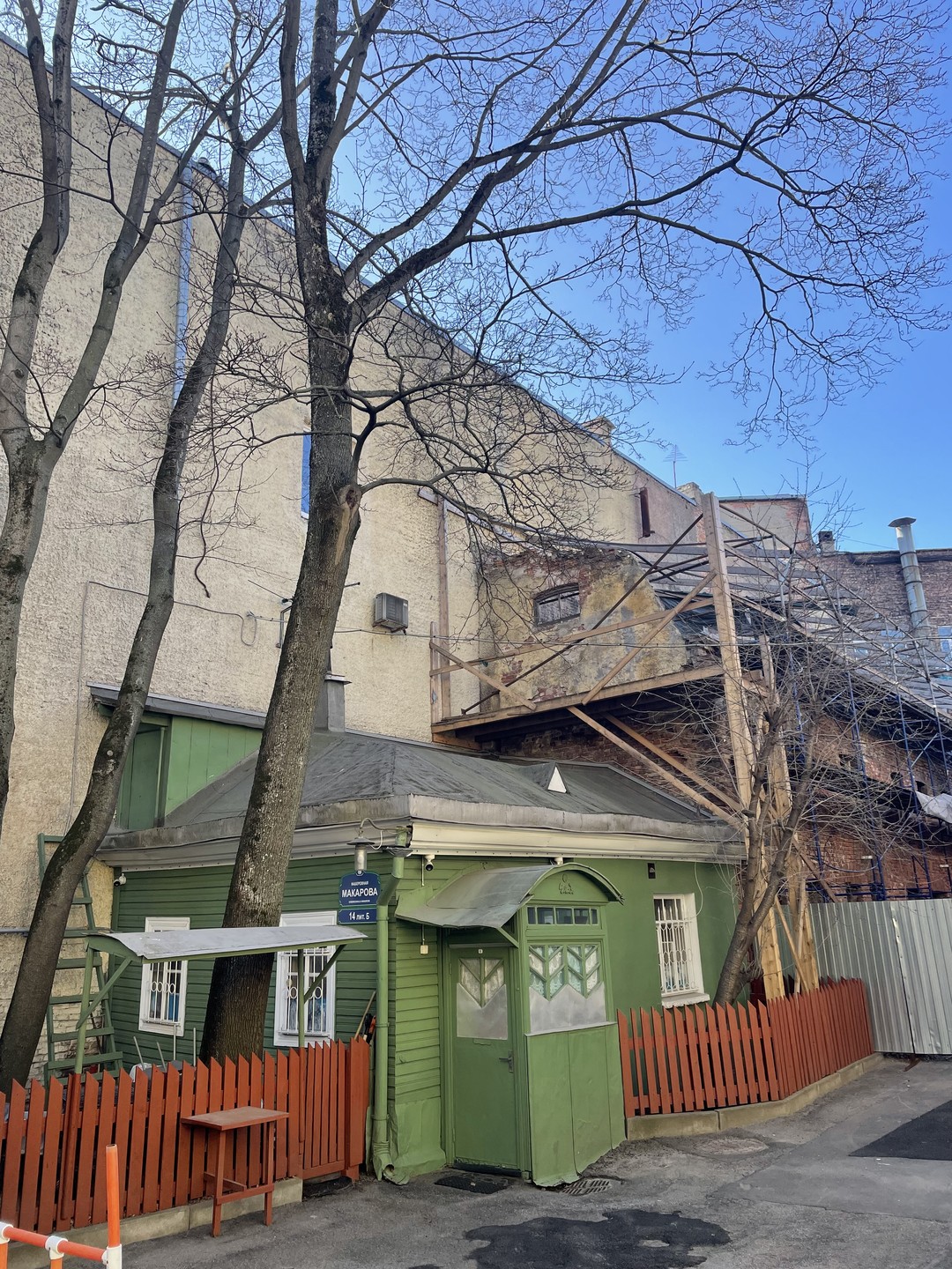 Мне понравилось гулять по городу в таком формате. Интересные адреса и исторические справки к ним +