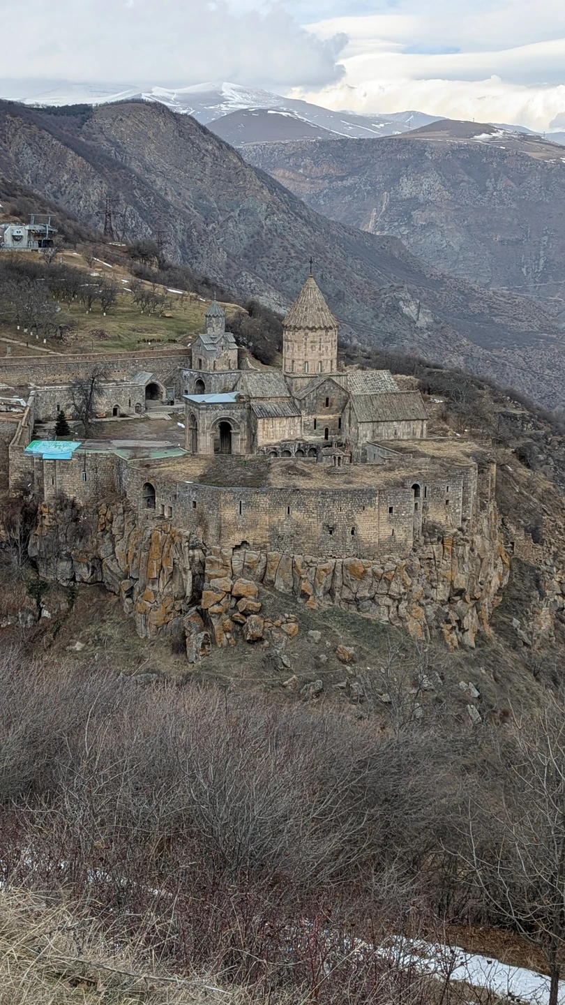 Юг Армении рекомендую обязательно к посещению дорога проходит через живописные места а ещё когда с вами