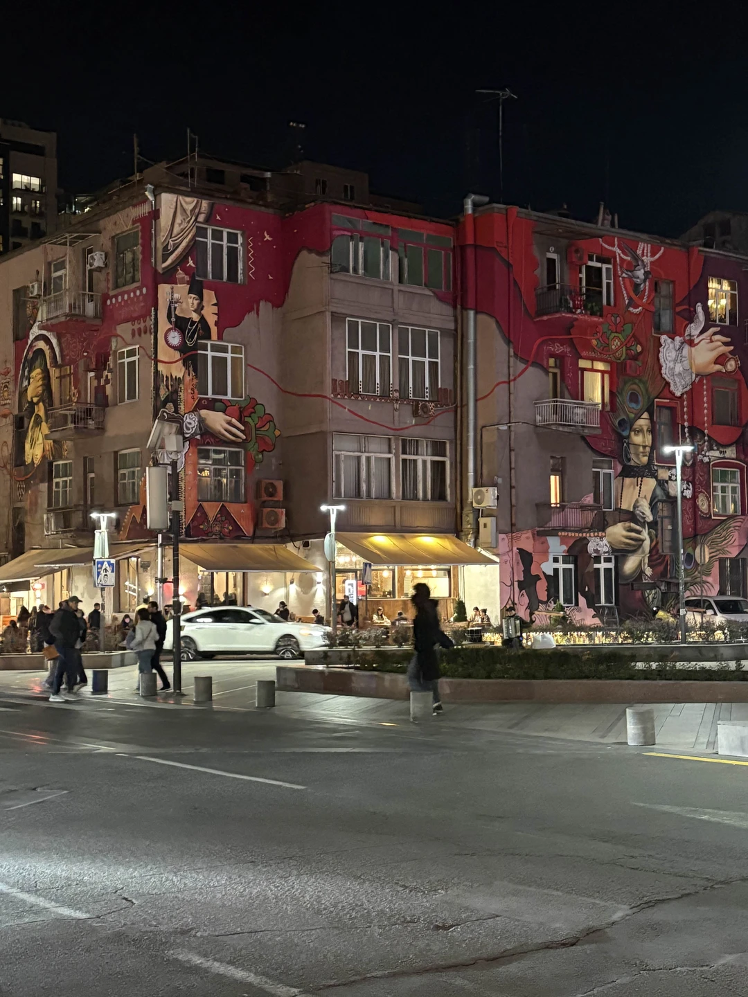 Шушан с любовью рассказывает про свой город и историю. Много интересных деталей. Очень приятная прогулка по вечернем городу