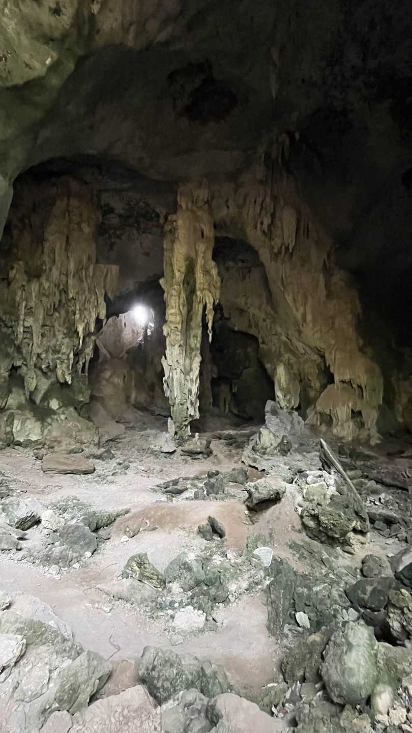 Замечательный день! Грамотно построенный маршрут: пляж с самолетами, 70-ти метровый водопад, смотровая площадка… Богдан приятный в