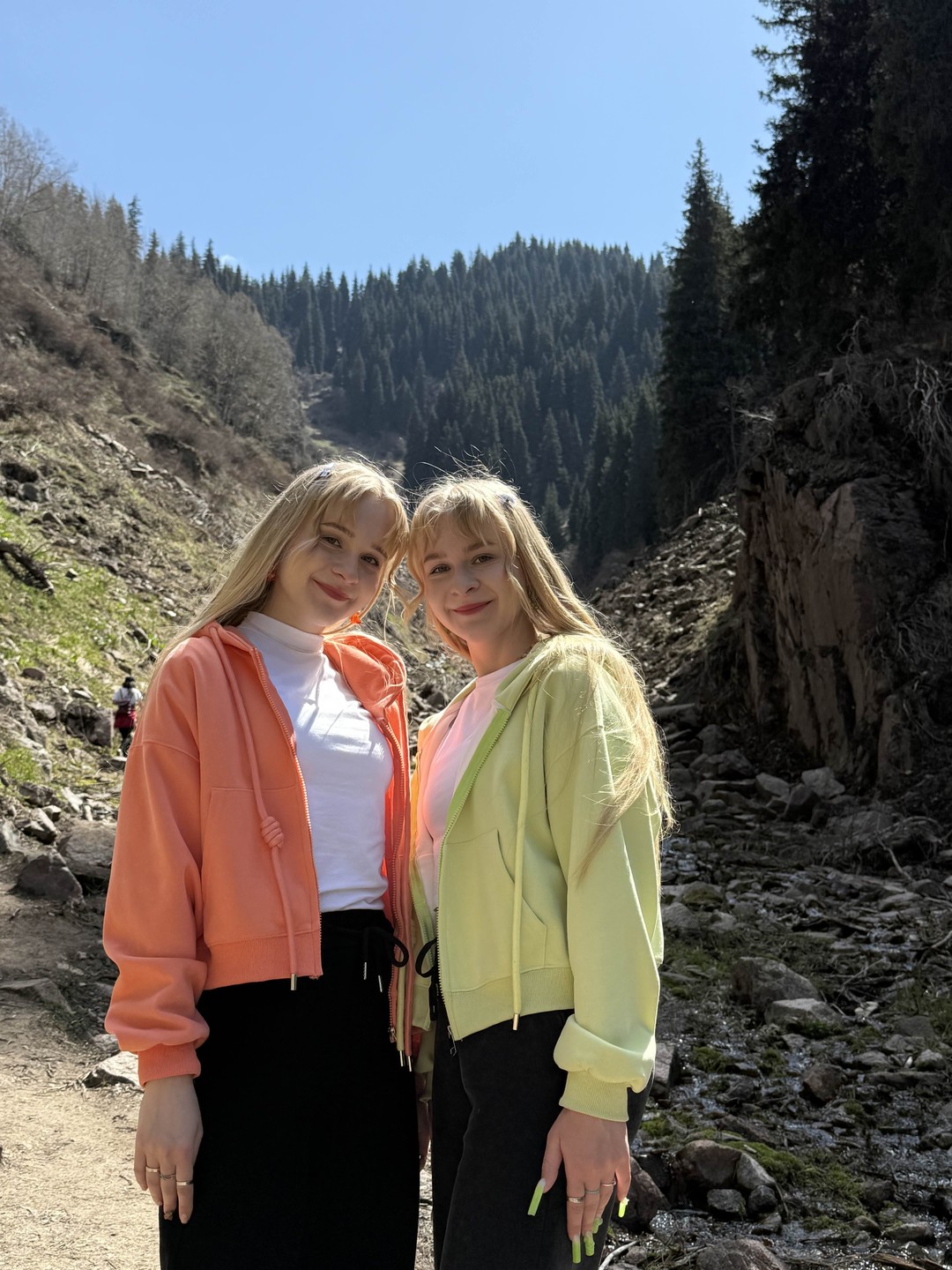 Замечательная экскурсия, замечательное времяпровождение наедине с природой. Величественный беркут поражает, горы Шымбулак высотой 3200м над уровнем