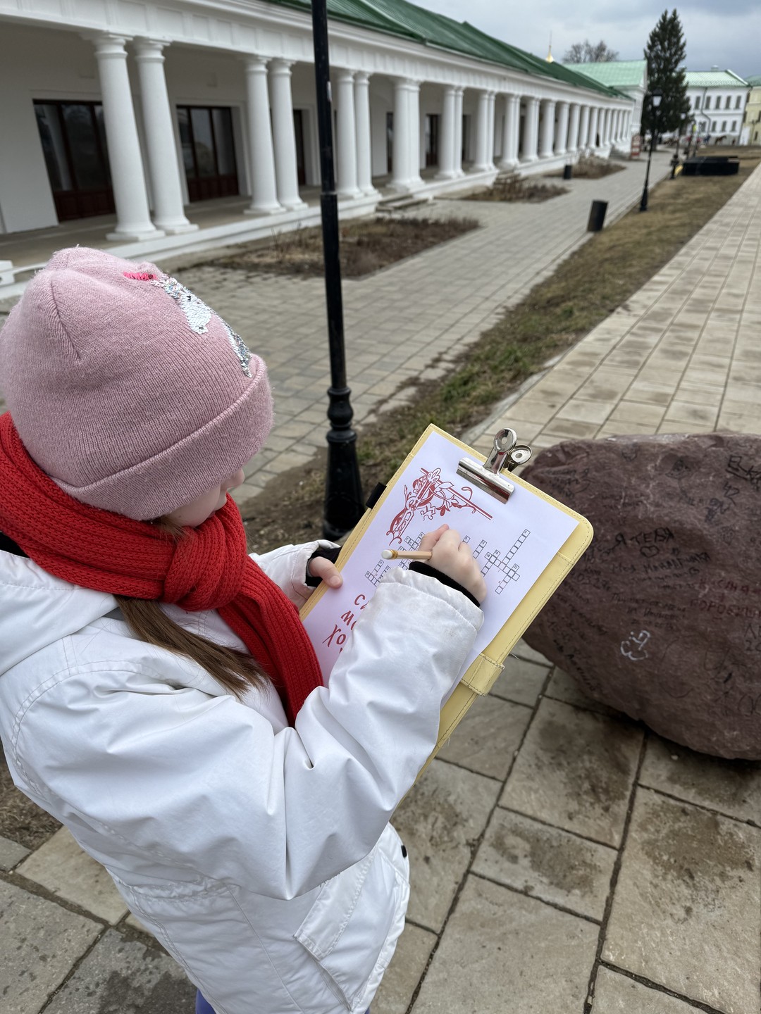 Отличный квест. Легкий интересный. С детьми рекомендую. В полном восторге. Спасибо Максиму. В конце приятно удивил подарок-клад