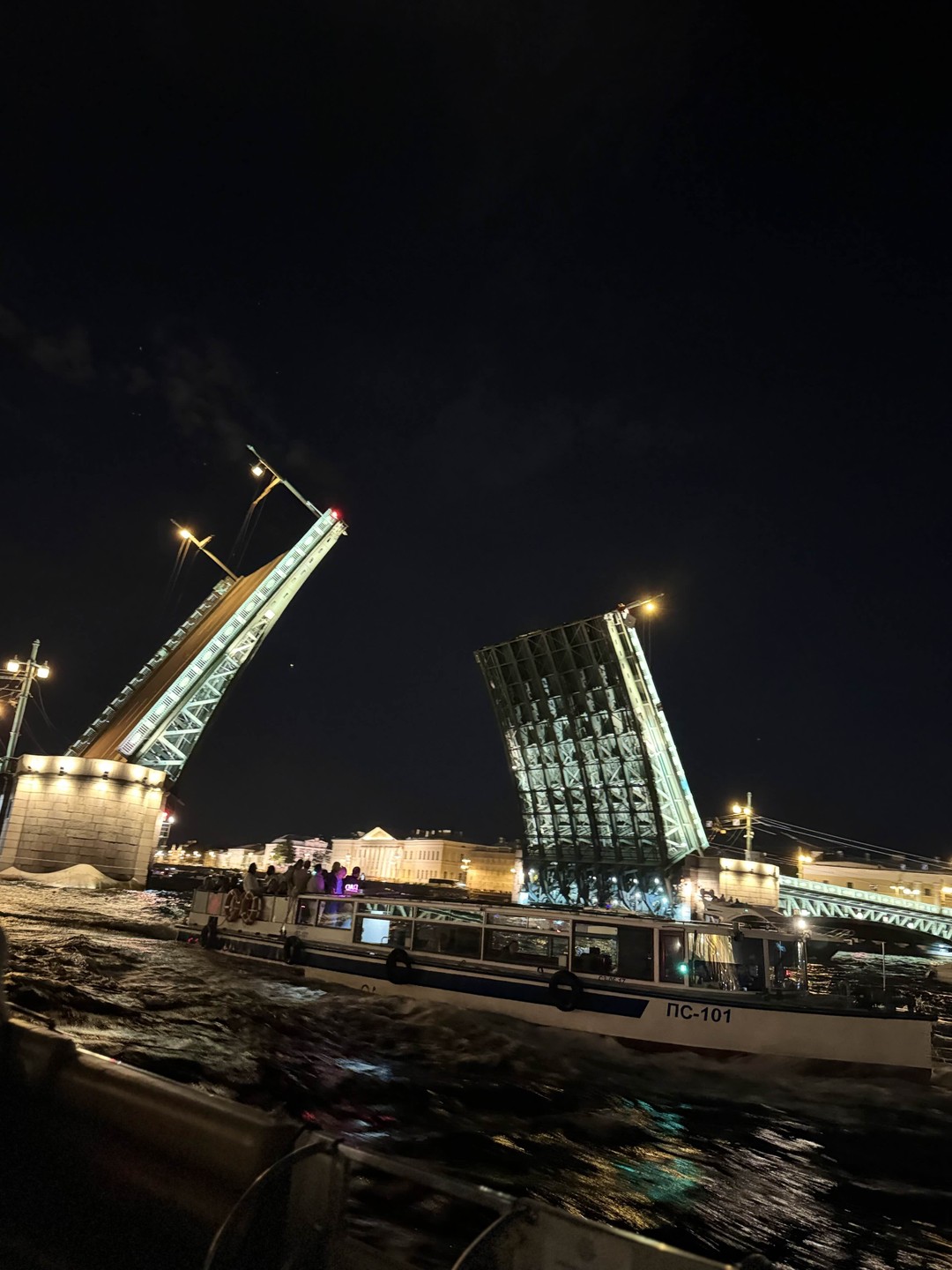 Спасибо за прогулку, посмотрели на 3 моста, прошли необычным маршрутом, была экскурсия через динамик, много интересных