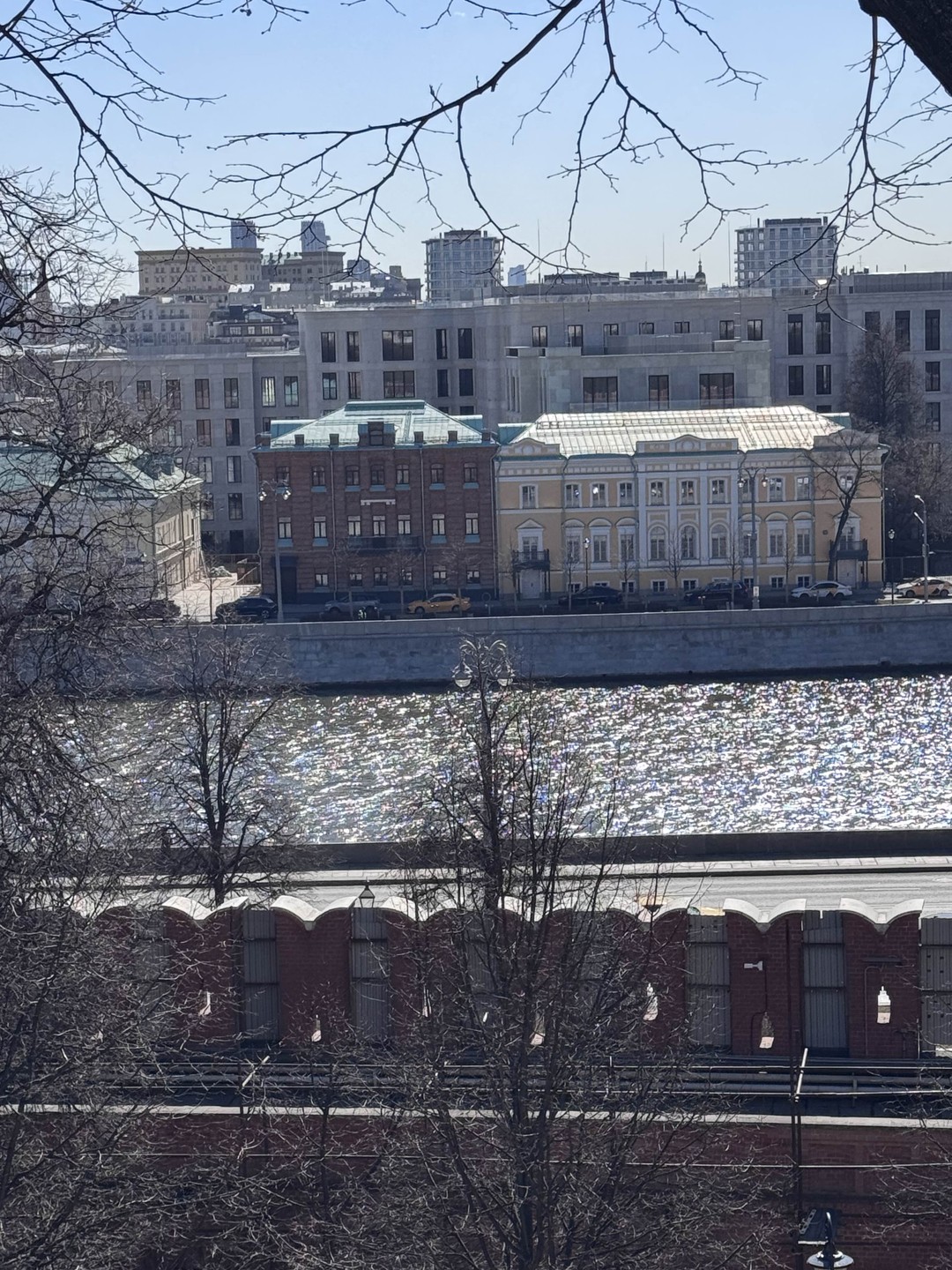 Экскурсию проводила Наталья Игоревна. Опытный экскурсовод. Встречала группу в метро, затем обзорная экскурсия возле Кремля около